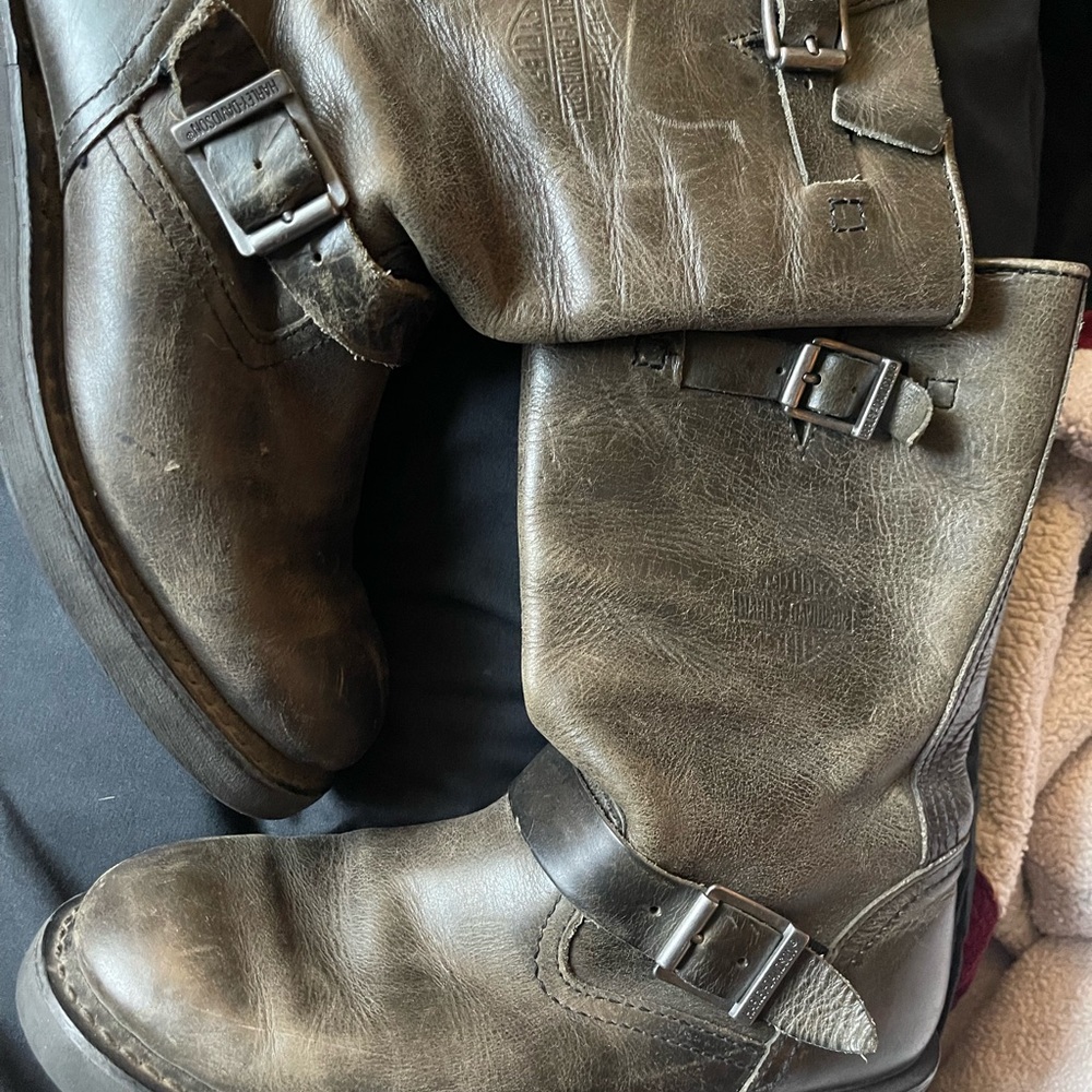 Harley-Davidson Distressed black leather.